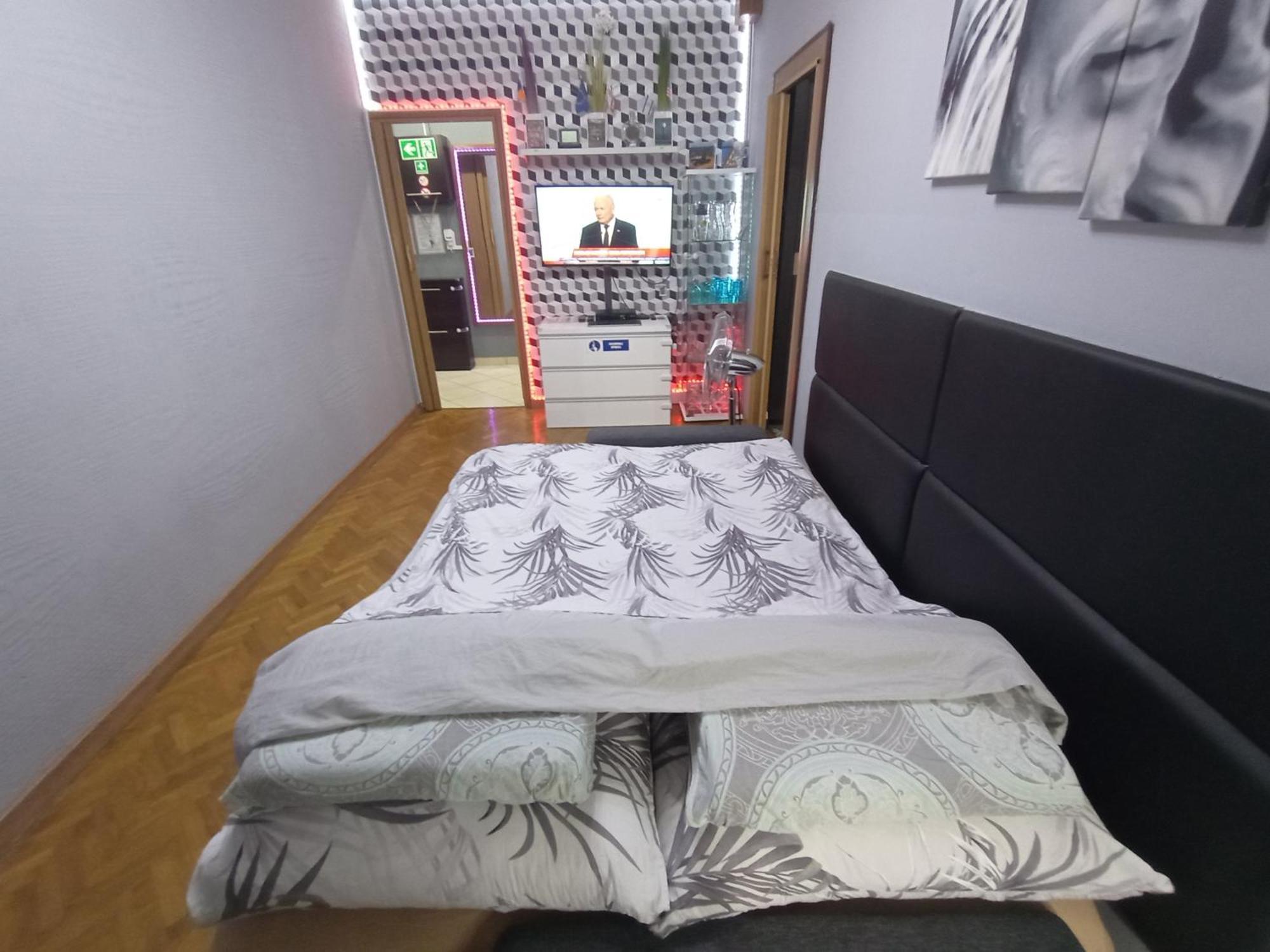 APARTAMENT VENGE -CAŁE MIESZKANIE 46m2 NA WYŁĄCZNOŚĆ - Z JEDNĄ SYPIALNIĄ I JEDNYM SYPIALNO-SALONEM -3 PIĘTRO BEZ WINDY- REZERWACJA BEZ KARTY KREDYTOWEJ-KLIMATYZACJA-2 ŁÓŻECZKA DZIECIĘCE-ŚNIADANIE XXL 30zł Breslau Exterior foto
